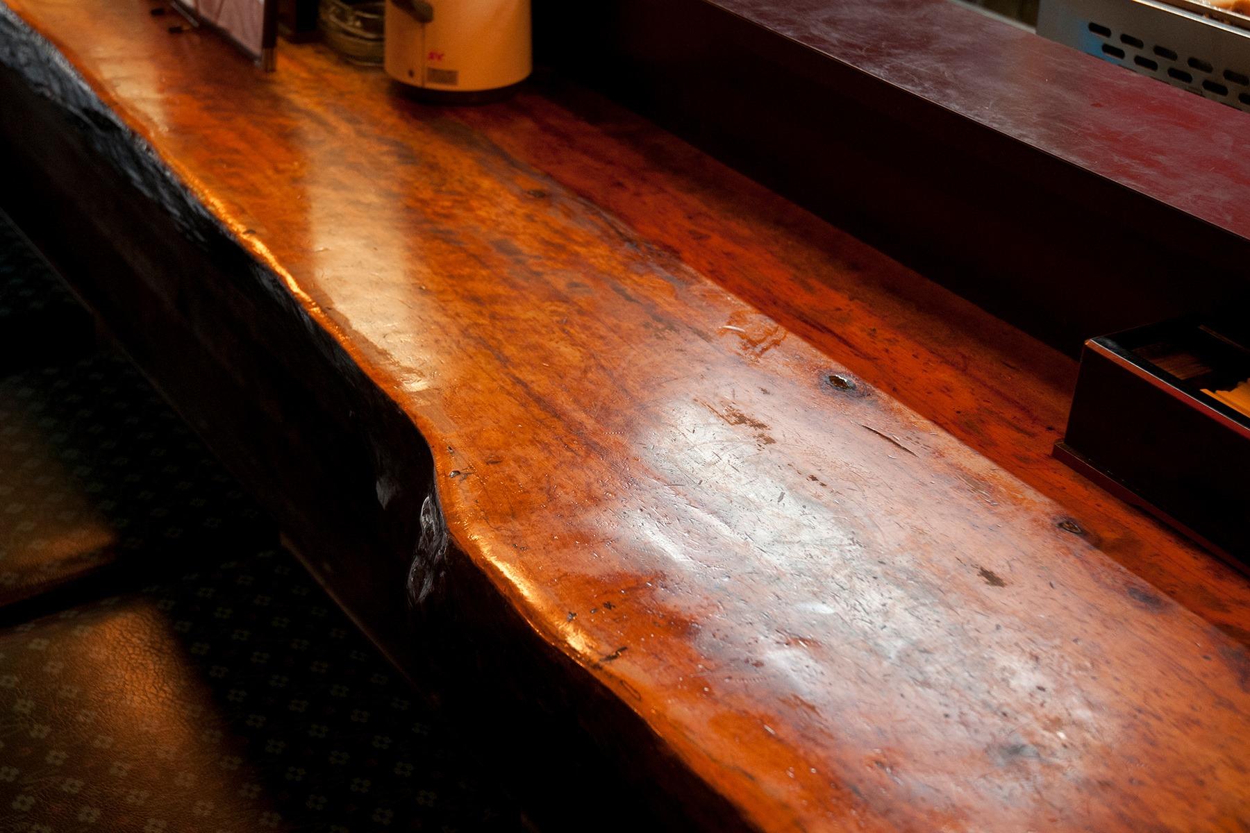 つるつるまあるくなったカウンターに長い年月が感じられる。