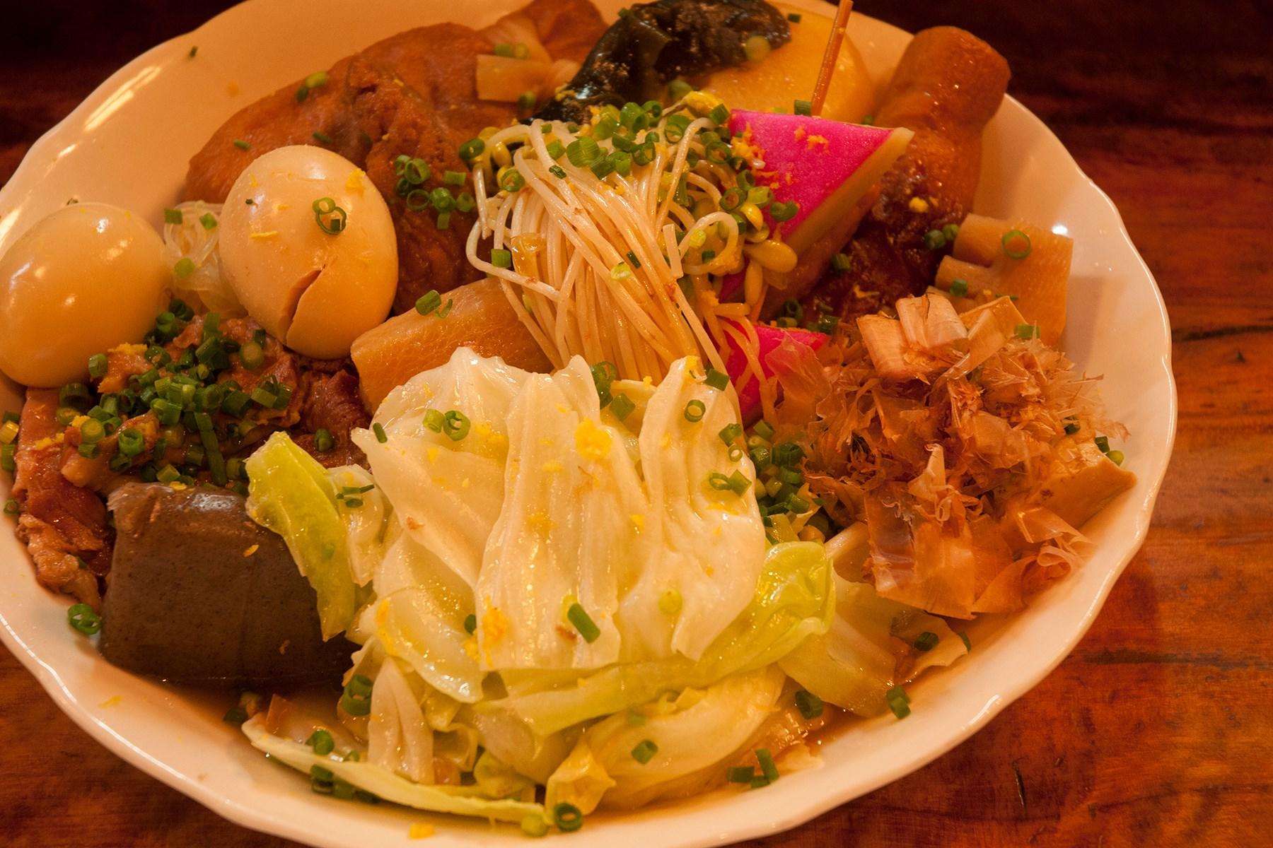 おでん盛り合わせは3~4人で食べられそうな大盛り。きんちゃくが1個200円だが、他100円、150円。この盛りで2,500円ほど(!)。練り物は少なめで野菜がたっぷり入る。どんな味がするのか?