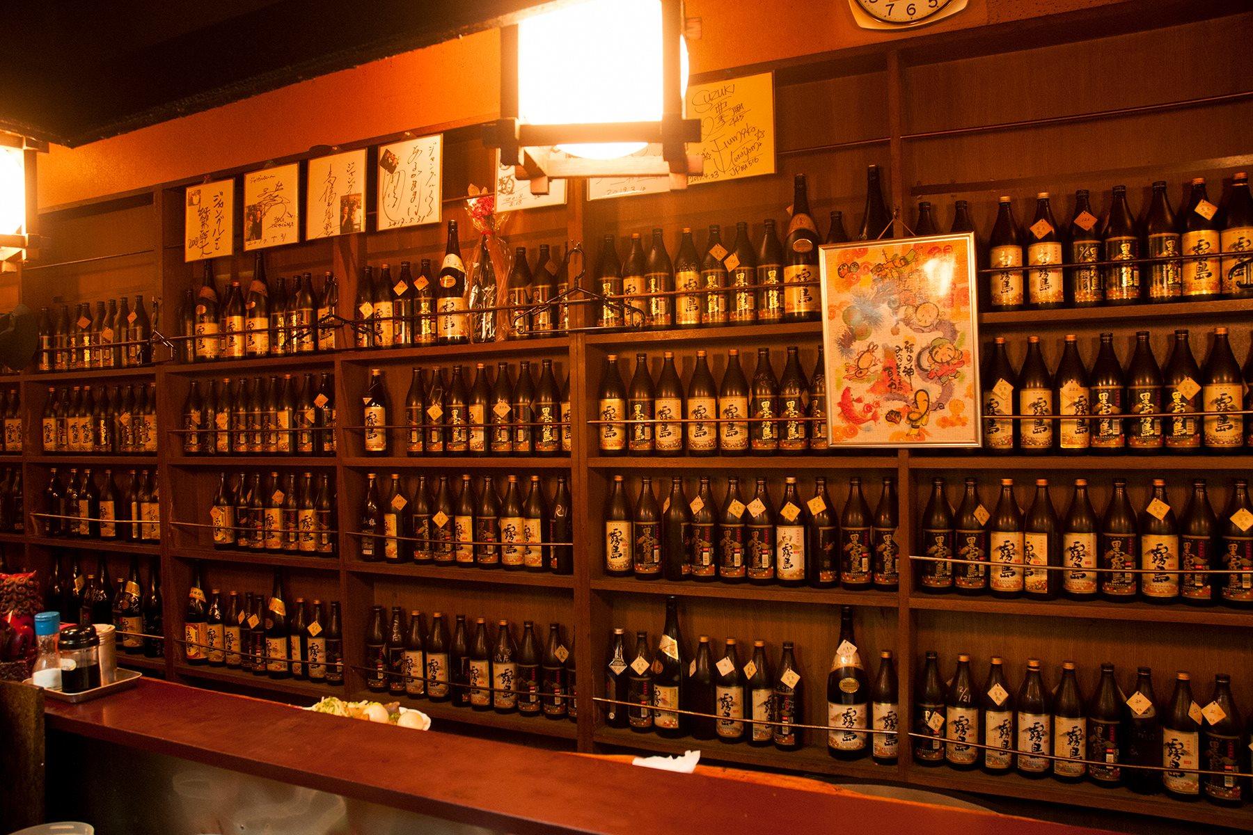 すざまじいキープボトルの量。「少し整理したんだけど」と本野さん。