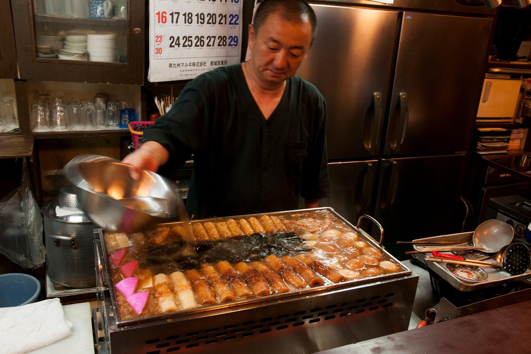 つゆは注ぎ足し。「鍋の半分以上減ってはだめ」という先代の教えを守り、こまめに足す。1日50Lものだしを使う。