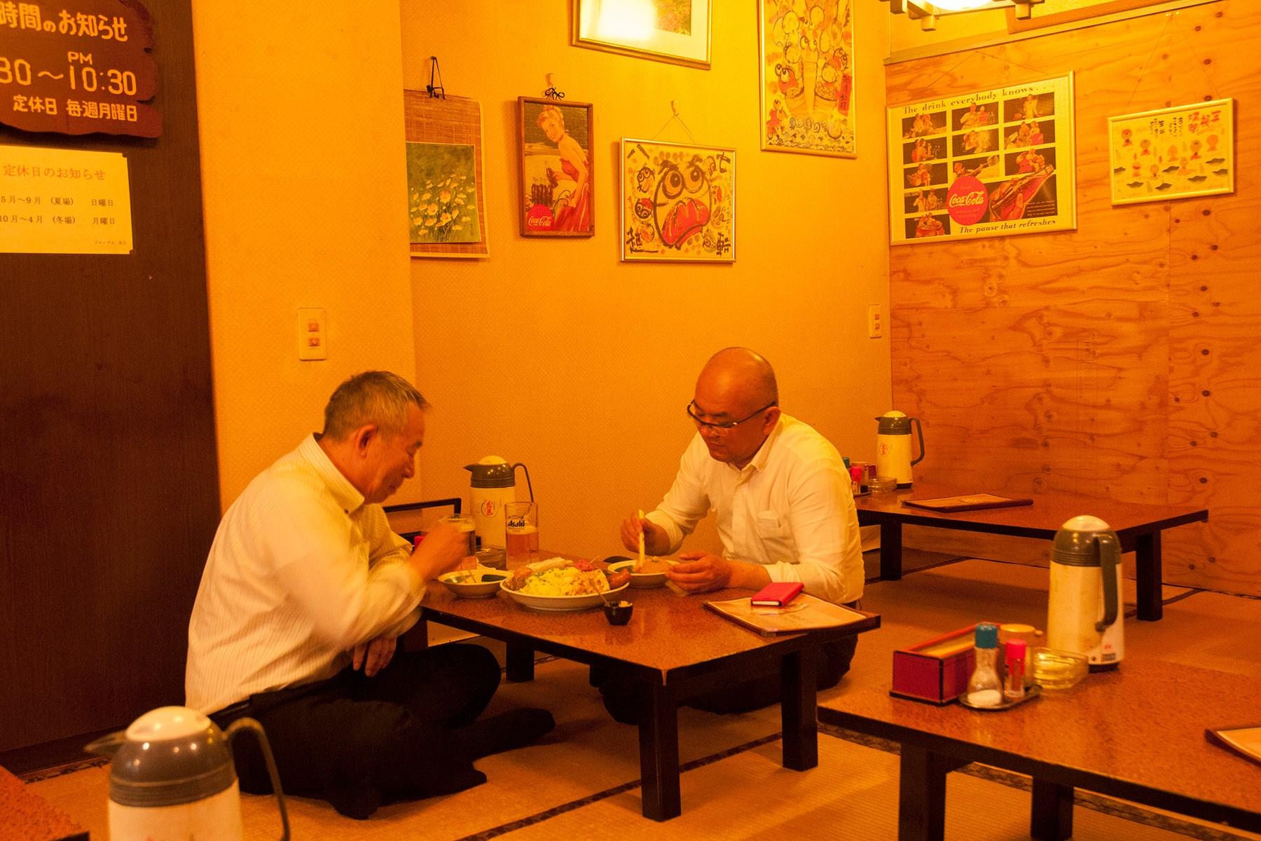 おでん盛り合わせと焼酎を愉しむ常連さん。