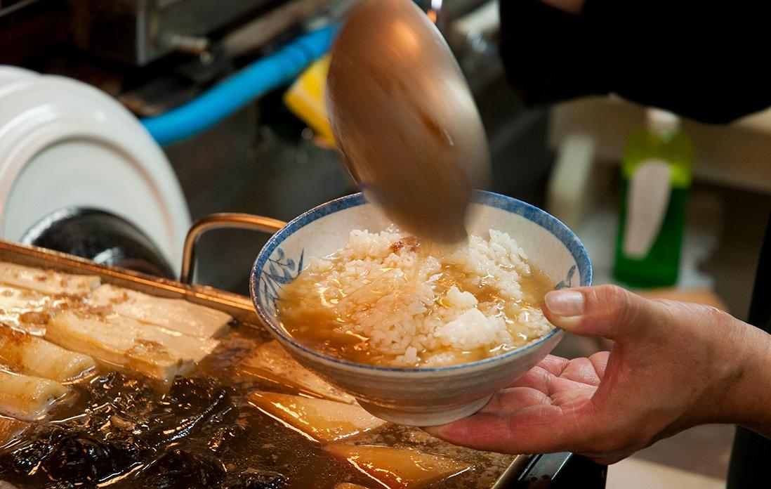 数々のおでんだねのしみ出たつゆを大胆に丼にかける。