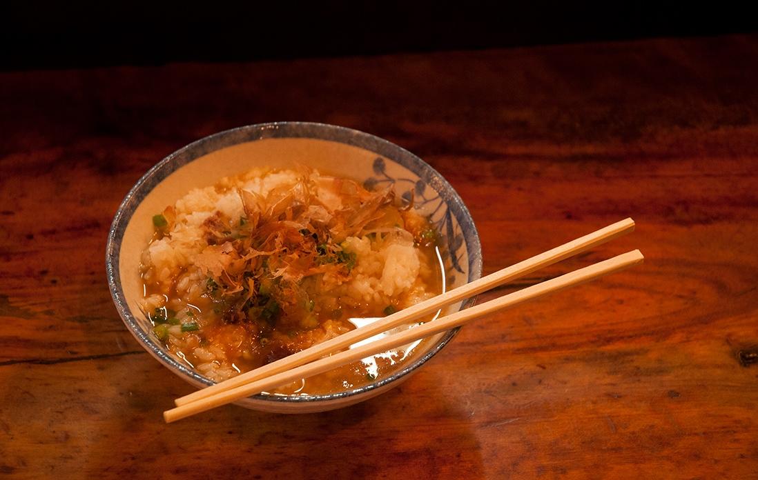 れんげでもお箸でも。好きな方でいただきます。