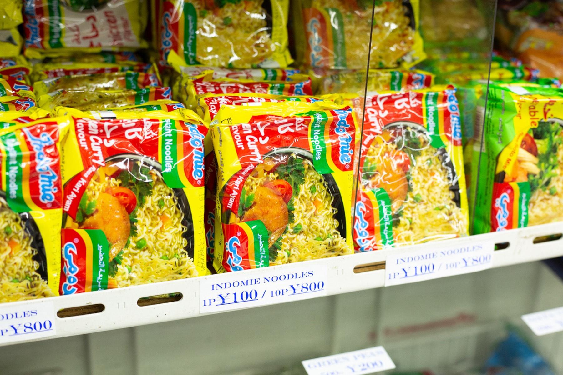 インスタント麺が美味しいと言われるインドネシアでも、とにかく大人気だという「インドミーヌードル」。100円也。