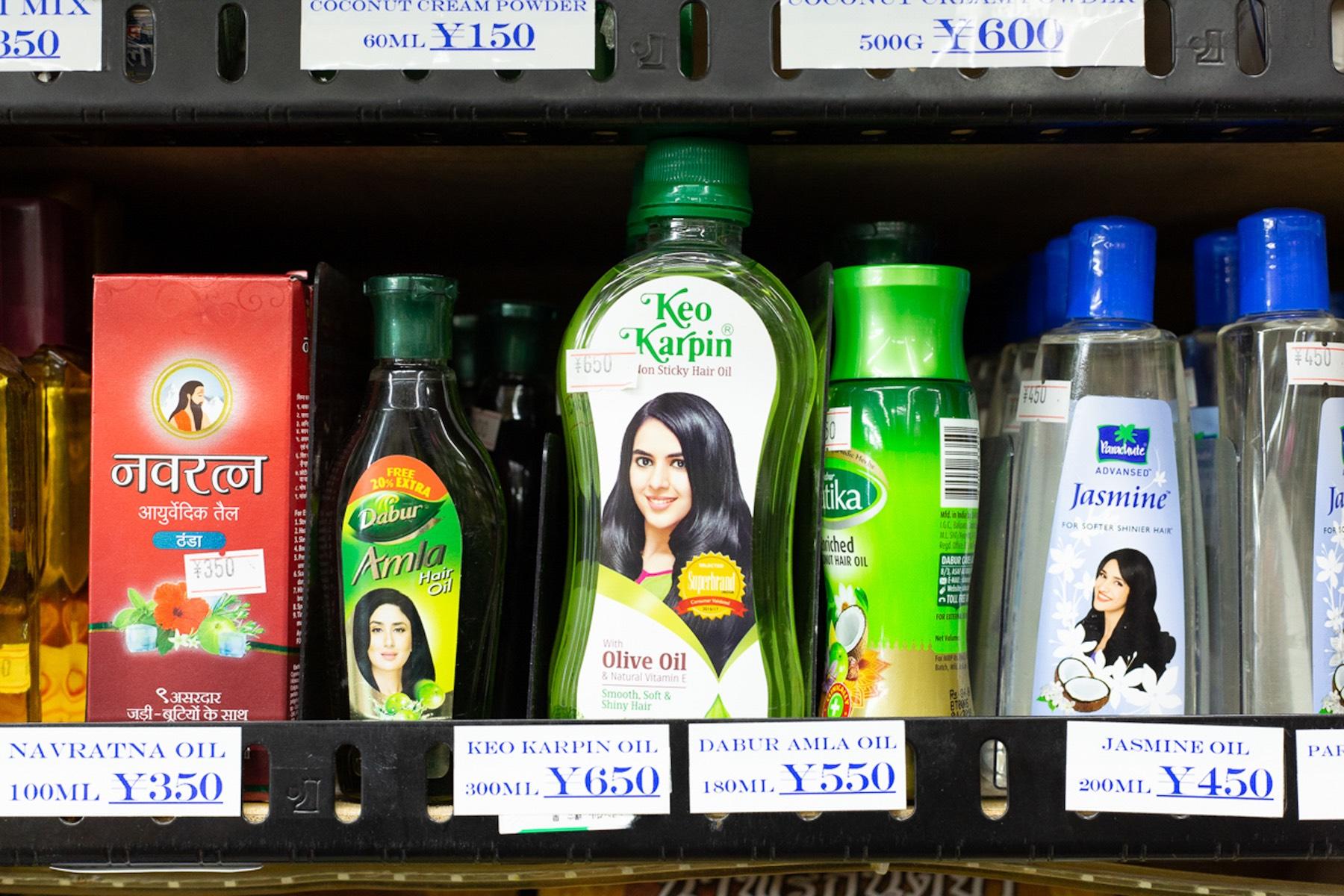 インド製の女性用ヘアケア商品。デザインもシンプルでわかりやすい。横丁ではよく見かける人気アイテム。