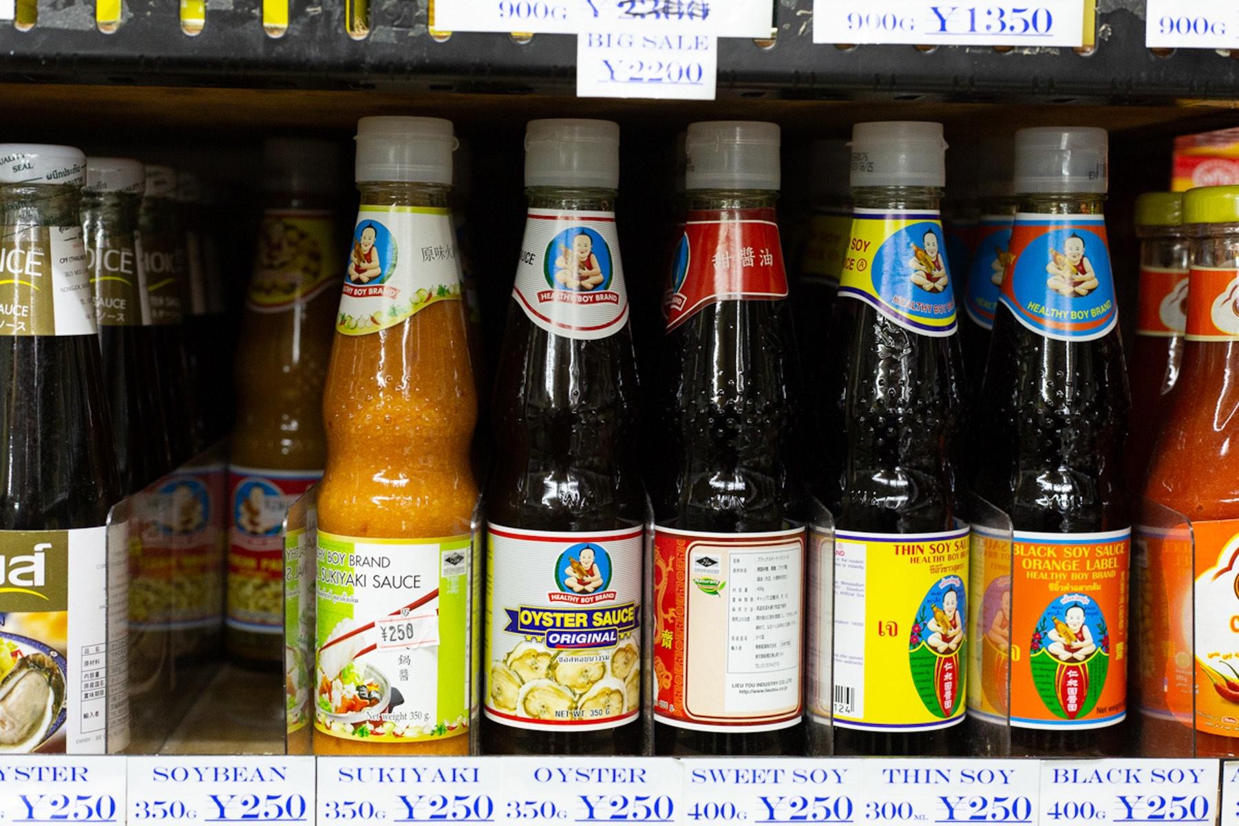 タイ料理に使うソースも棚に並びます。チリソースや、スイートチリソースだけとっても、日本製とは明らかに違います。興味のある方は、ぜひ新大久保へ。