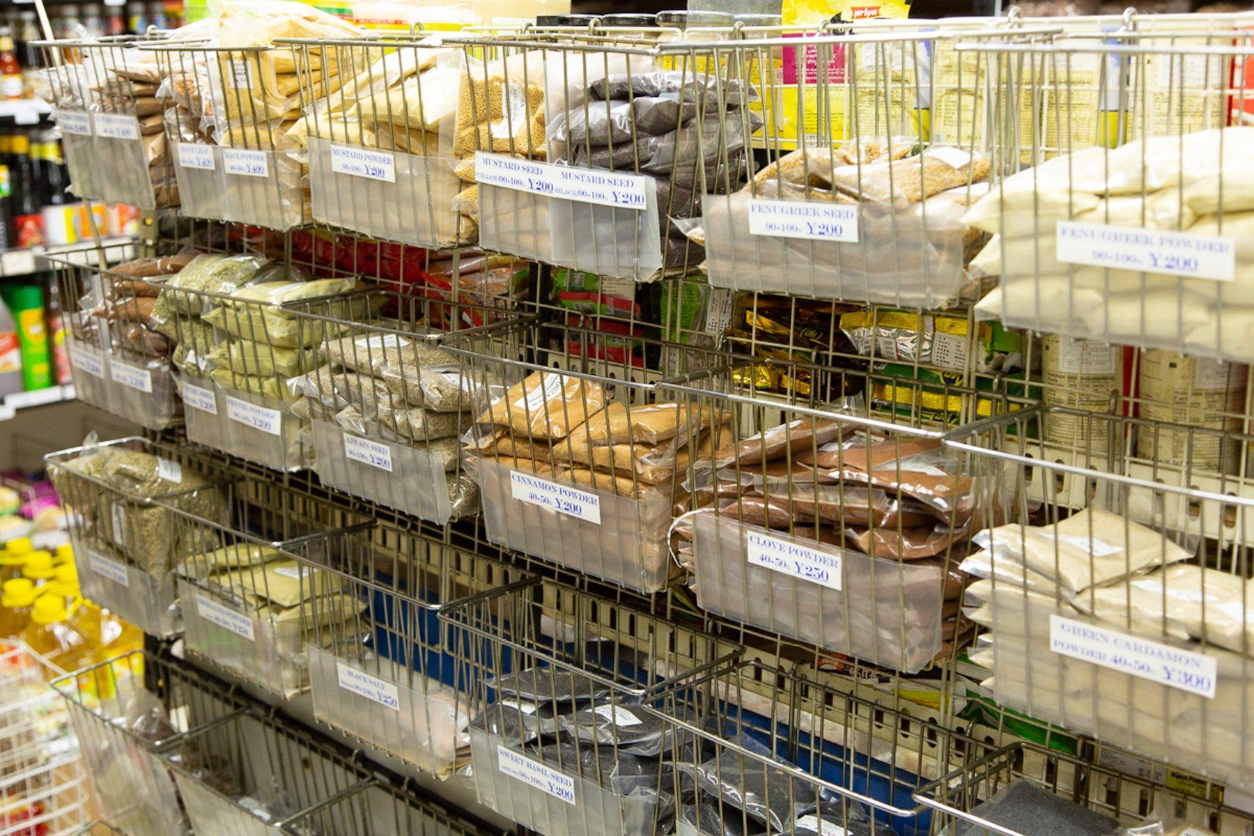 スパイスは、ホールとパウダーを揃えています。しかも、スーパーで売られている10分の1ほどの価格で。ちなみに、都内では入手困難な“アジョワンシード”は100gで200円。