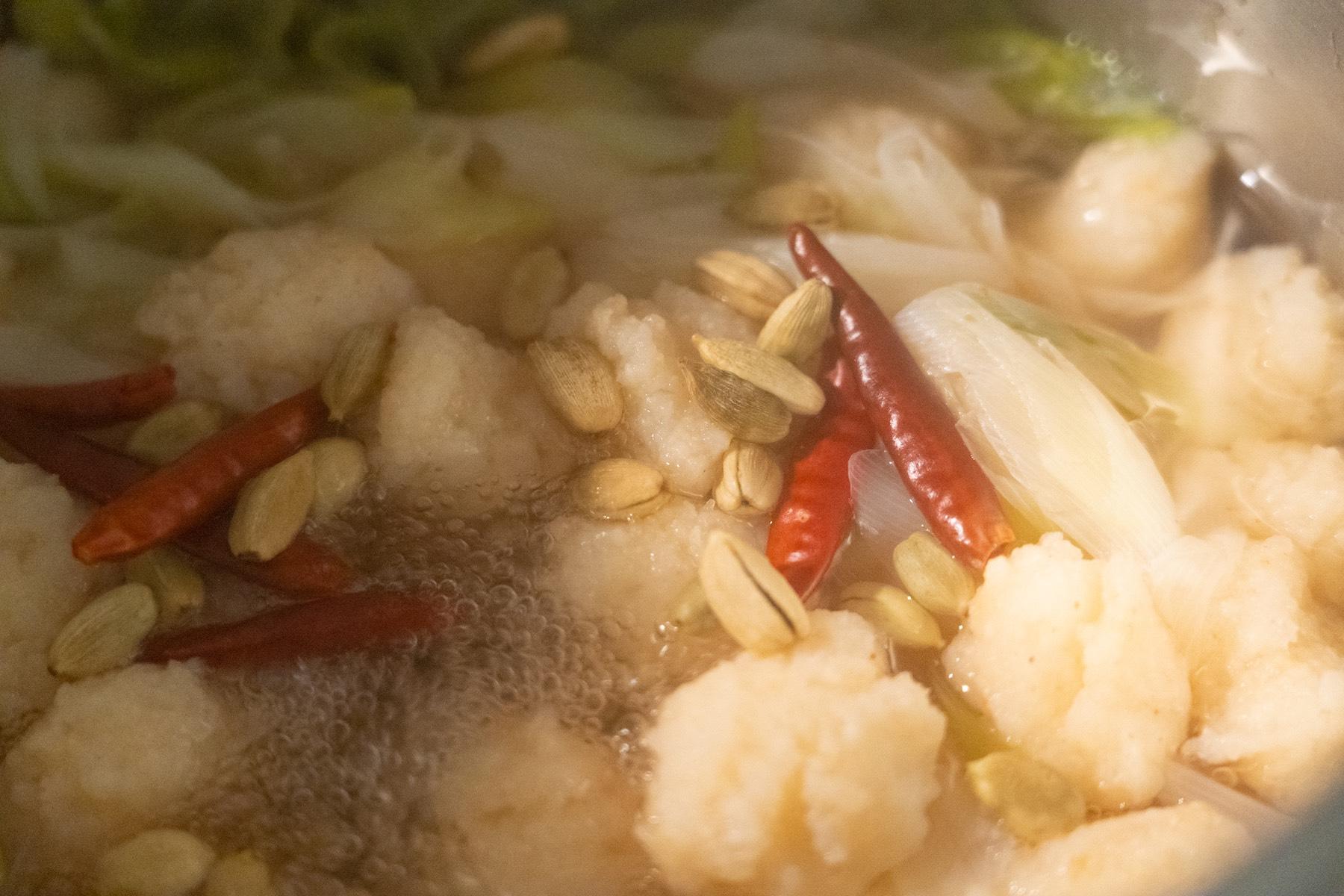 “海老だんごのパクチー鍋”。仕上げにパクチーをトッピング！