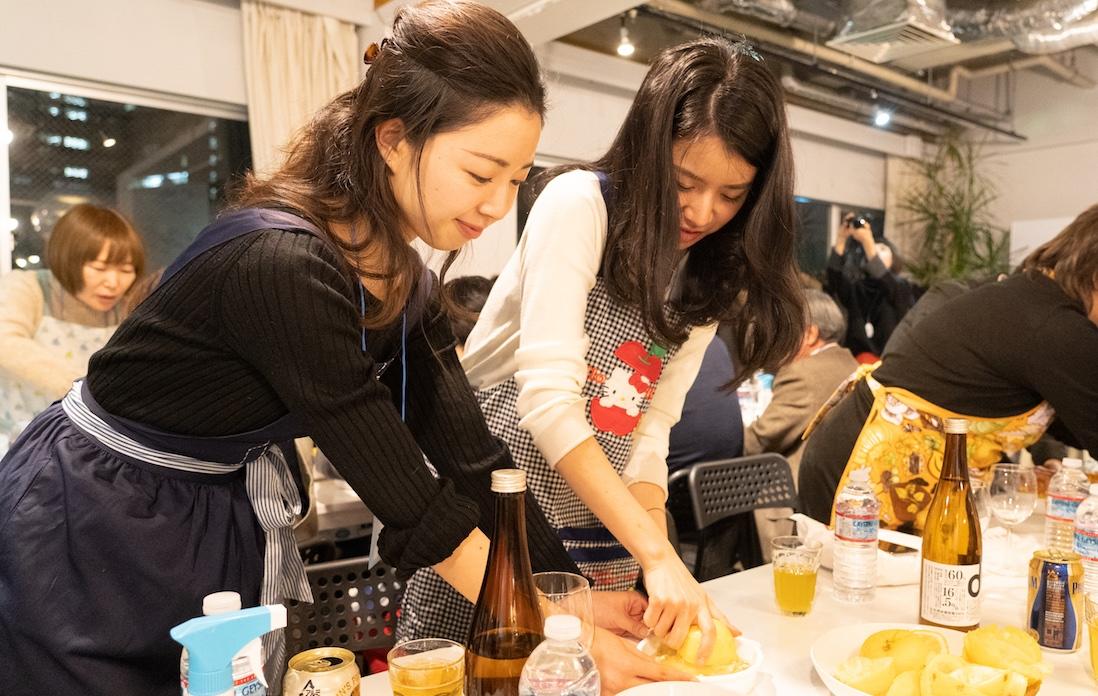 ふたりで協力してゆずを搾ります。楽しそうですね！