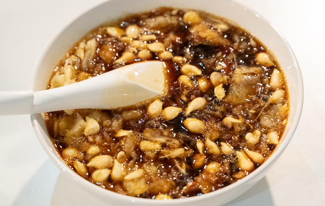 完成。家庭でつくるときはザルで濾したあとに一晩冷蔵庫でねかせます。