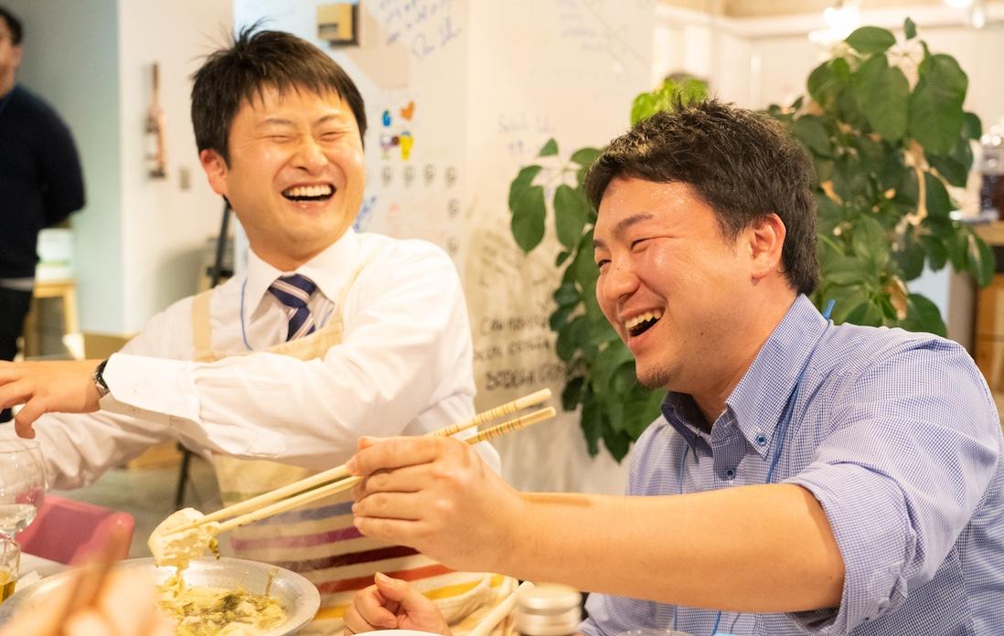 歓談するおふたり。初対面とは思えません！