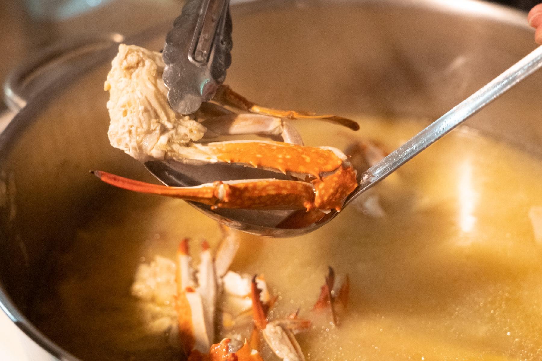 “鶏肉と蟹の大根鍋”。3つの鍋は大きな寸胴で提供されました。