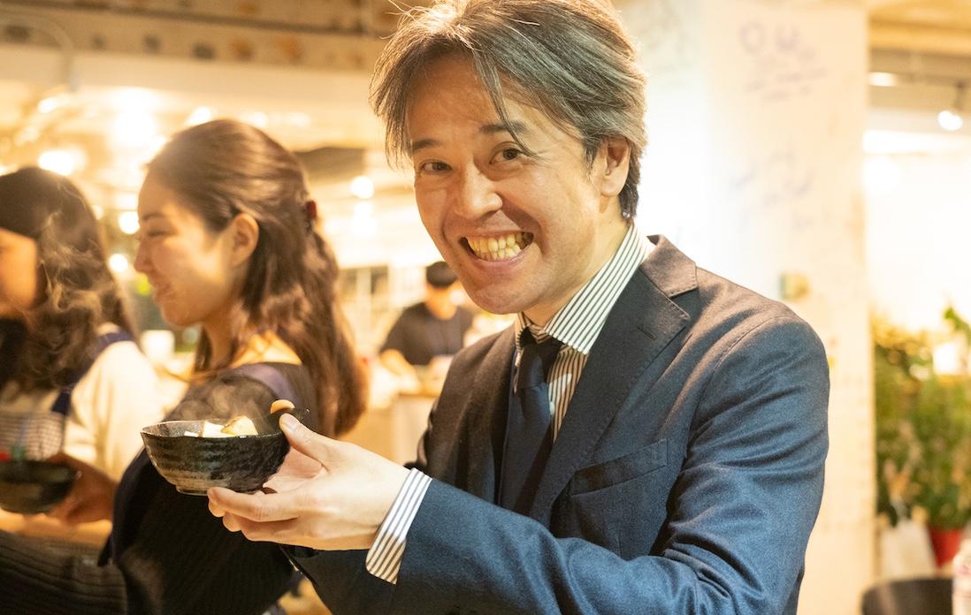 スーツ姿で、仕事帰りに駆けつけたという男性も。