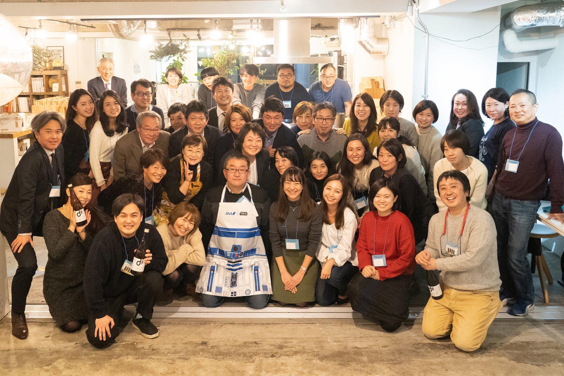 乾杯のあとは集合写真をパチリ。大いに食べて、飲んで、盛り上がりました！