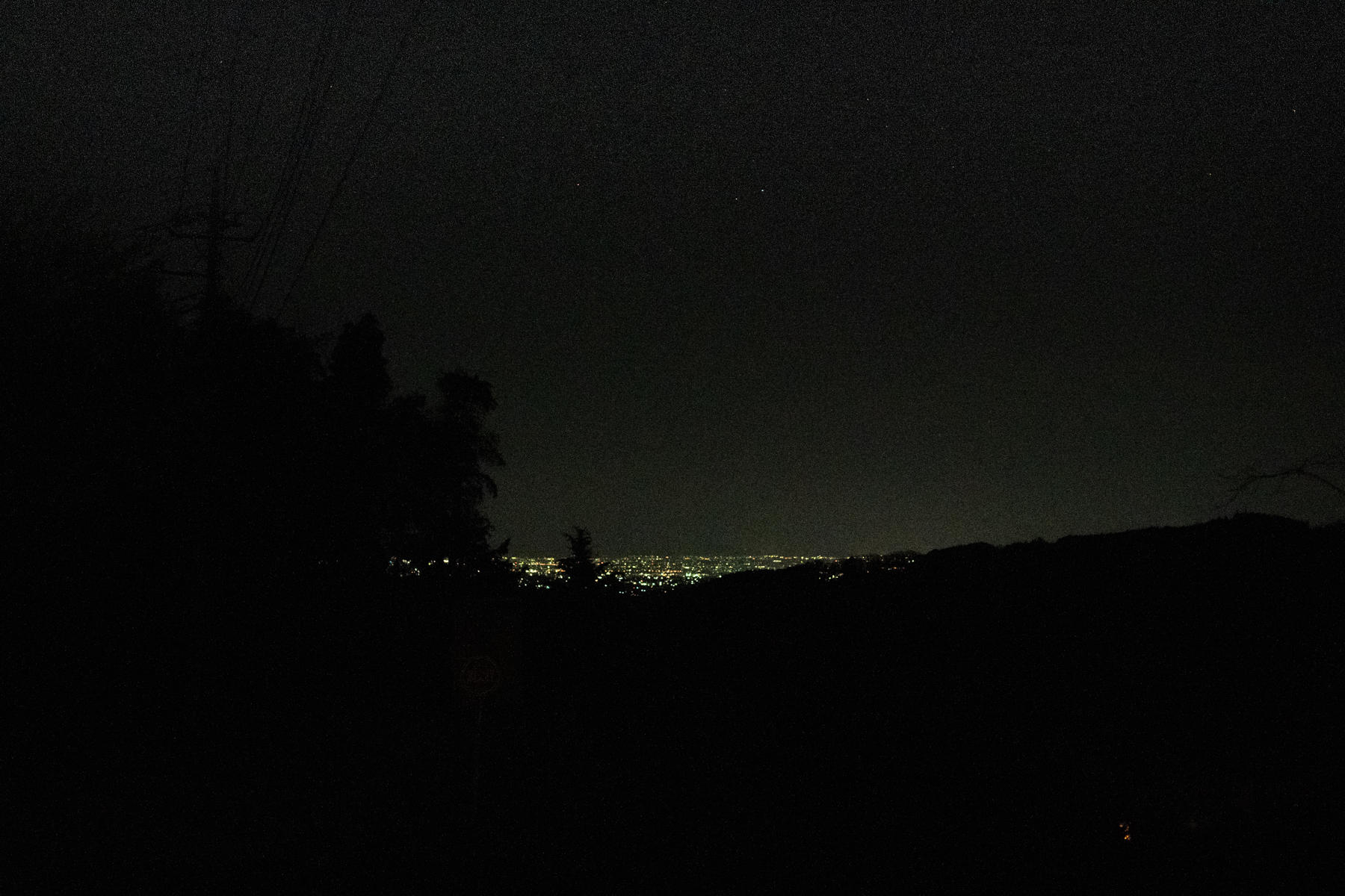 町よさらば。漆黒の山中へ。