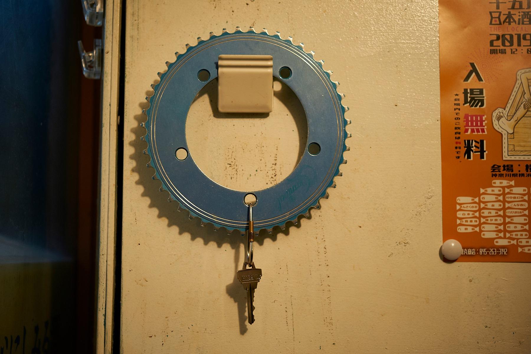 浅草地下街のトイレは鍵を開けないと入れない共同トイレ(男女別)。キーホルダーは思い出深い自転車のパーツを。