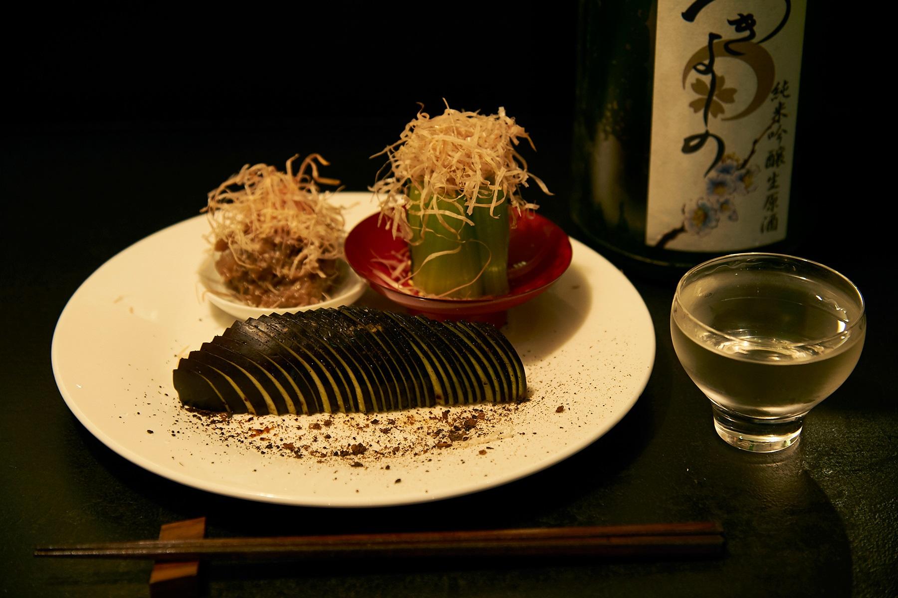 2皿セットで供される、おつまみ盛り合せ1,300円の1皿目。今日は、泉州水なす、有機小松菜のお浸し、鰹のカルテット(刺身、酒盗、魚醤、鰹節)。