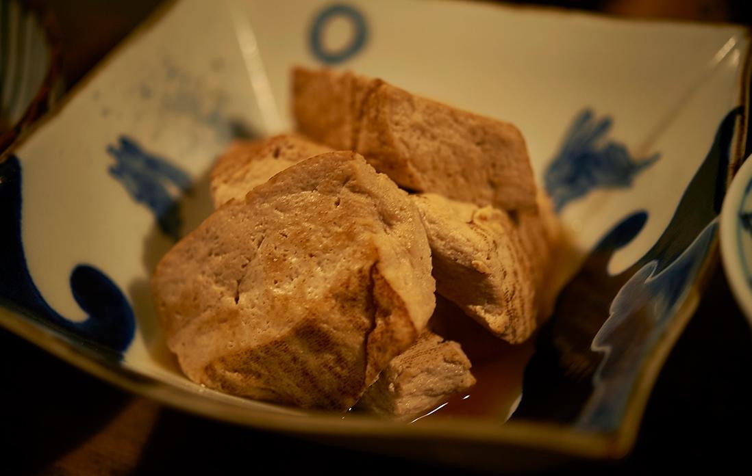 今夜の大皿を順にずいっとご紹介。焼き豆腐の煮つけ。