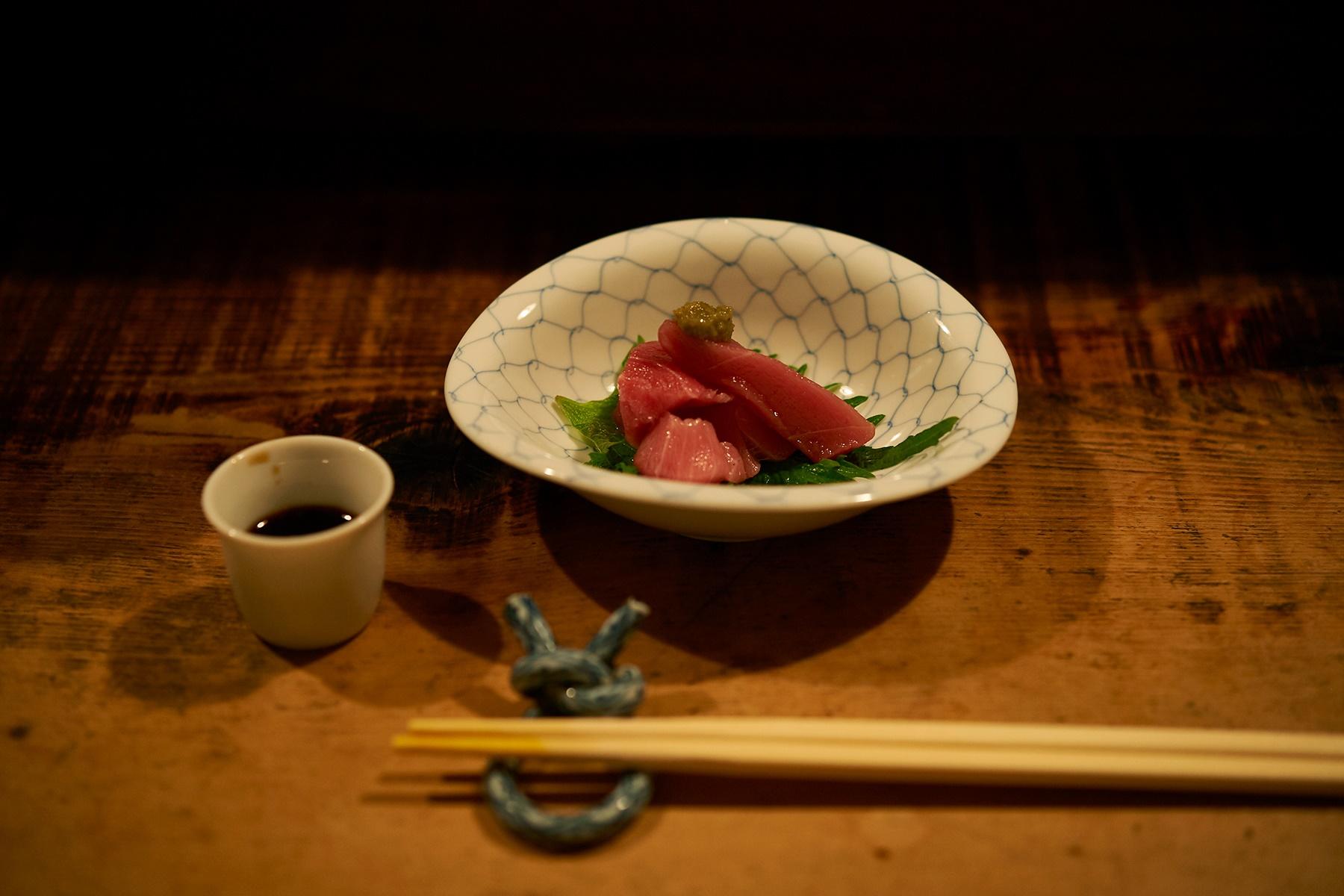 突き出しは鮪のブツでした。添えた柚子胡椒が絶妙に合います!