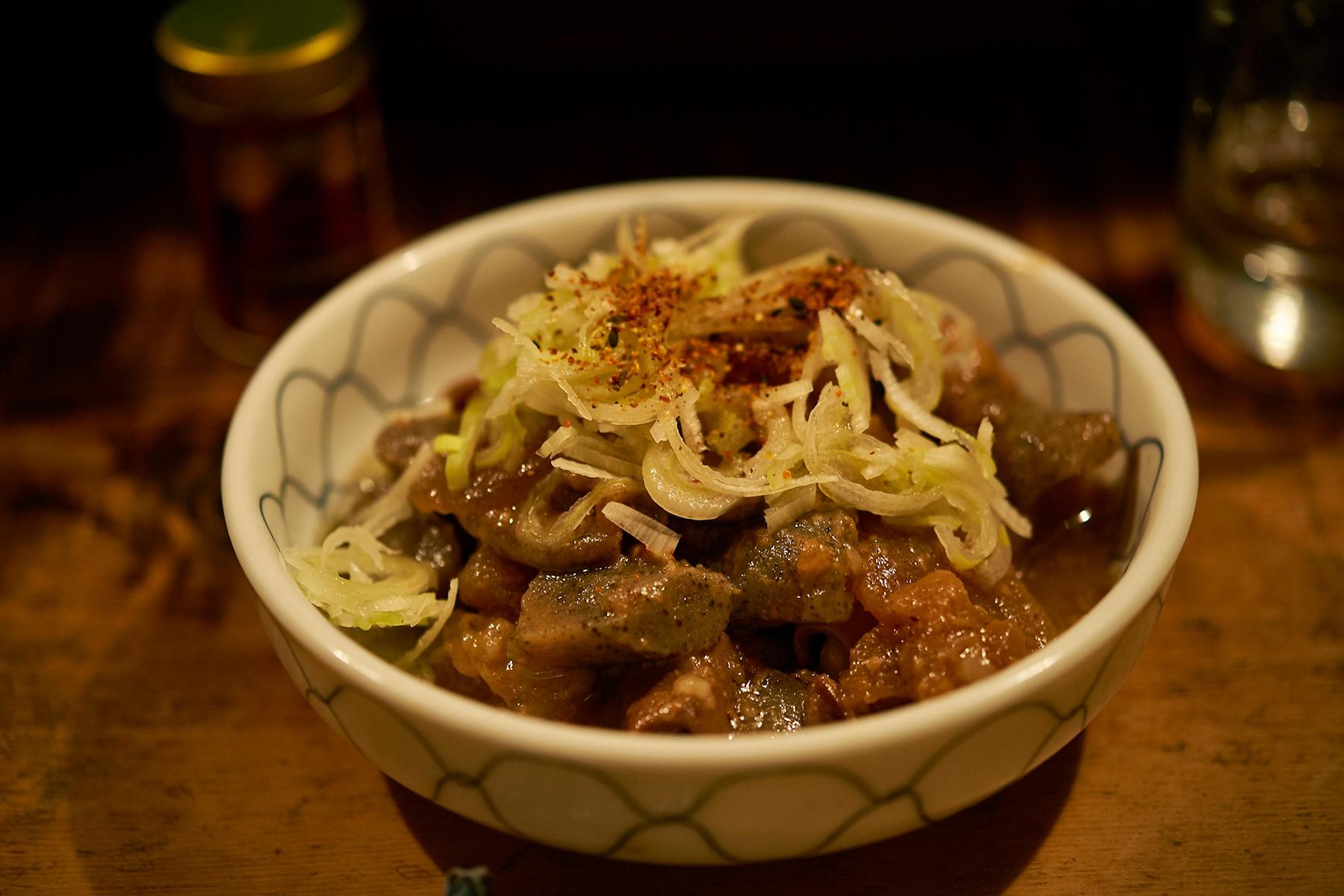 牛もつ専門店で仕入れ、丹精込めてつくる牛もつの煮込み。旨い!