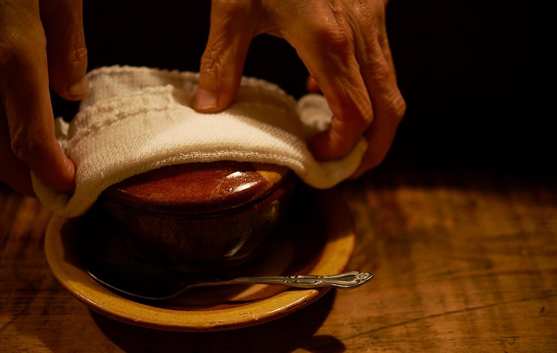 チンチンに熱せられた器の蓋を開けると……。
