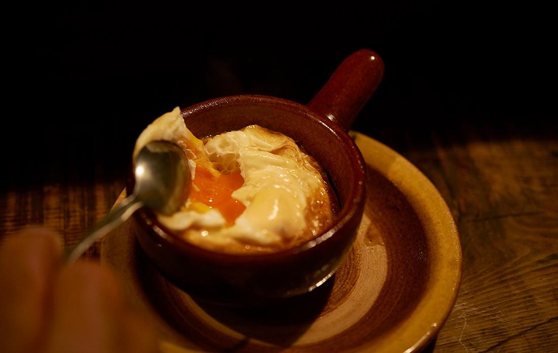 すくうと中は半熟！熱々のうちにいただきます。