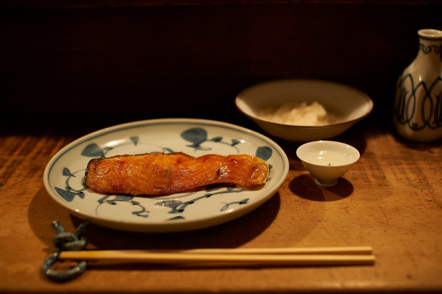 堂々たる厚み、大きさの鮭も人気の肴のひとつ。