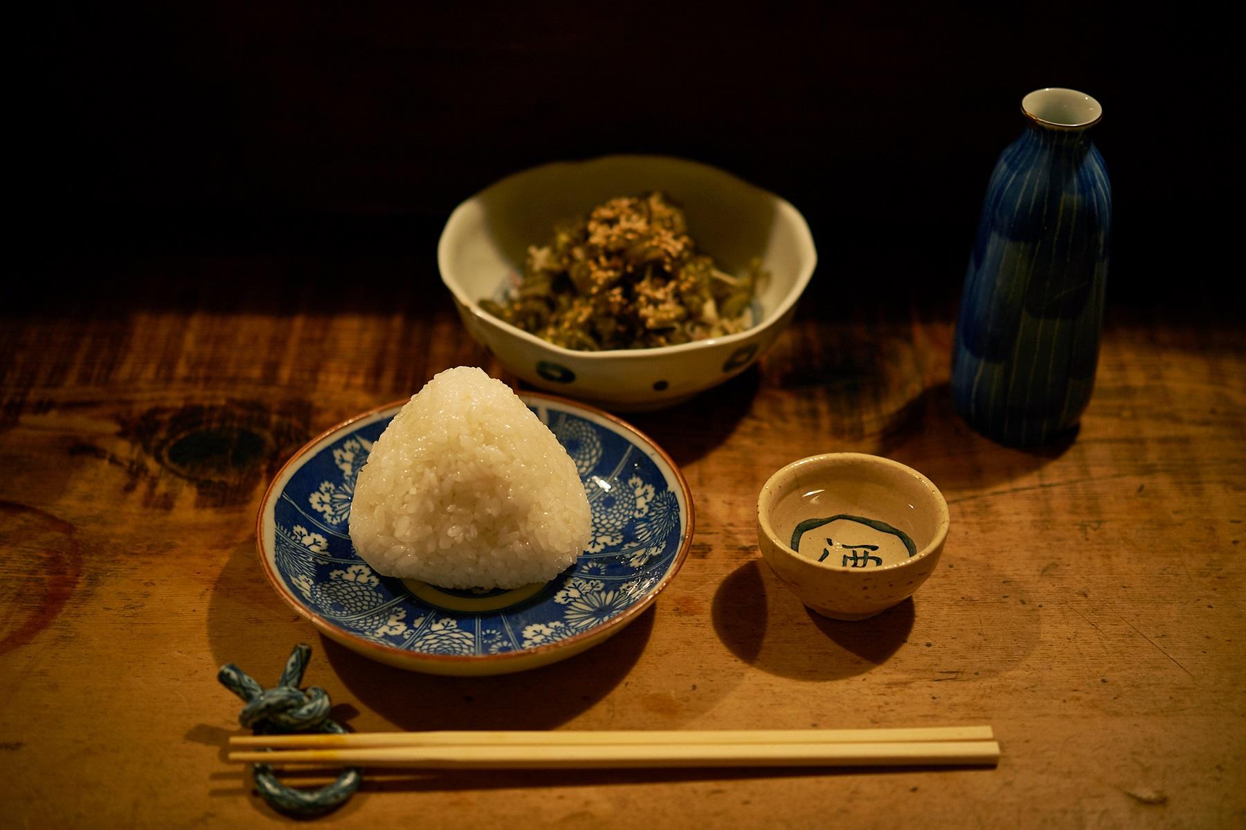 ご飯は毎晩炊き立てを用意。きゅうりの古漬け、みょうが、生姜を和えた“かくや”と共に、塩むすびで感涙の〆。