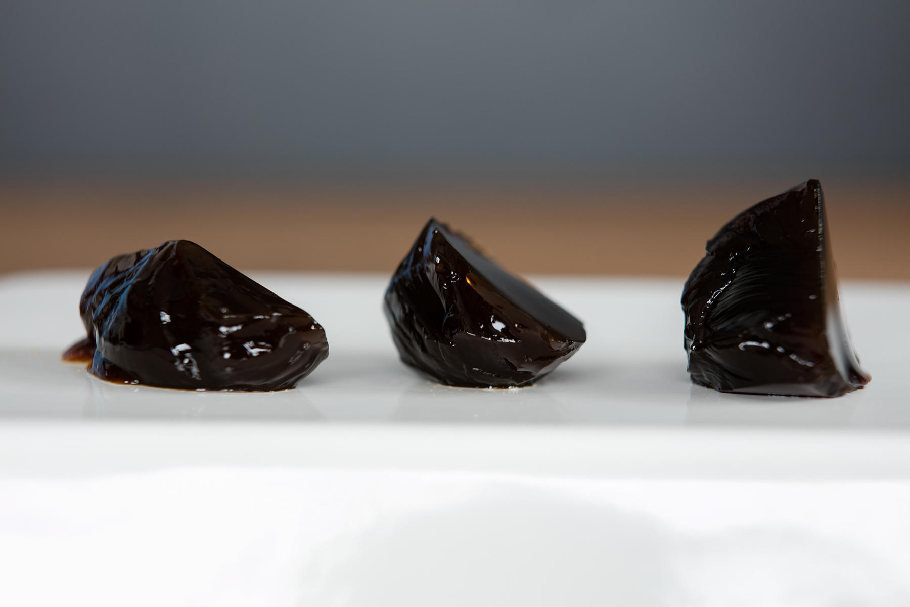 異なる粉ゼラチンの量でつくった3つのコーヒーゼリー