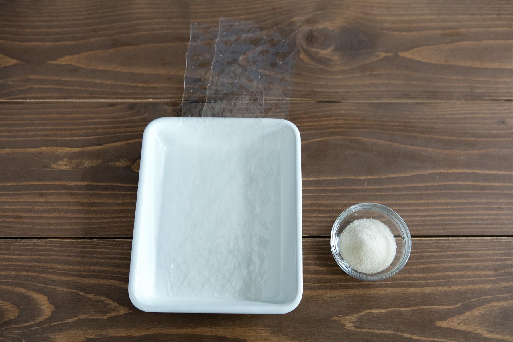 左が板ゼラチン。右が粉ゼラチン。ゼリーづくりに欠かせないゼラチンは、動物の骨や皮に多く含まれる、“コラーゲン”というたんぱく質に熱を加えて抽出したもの。