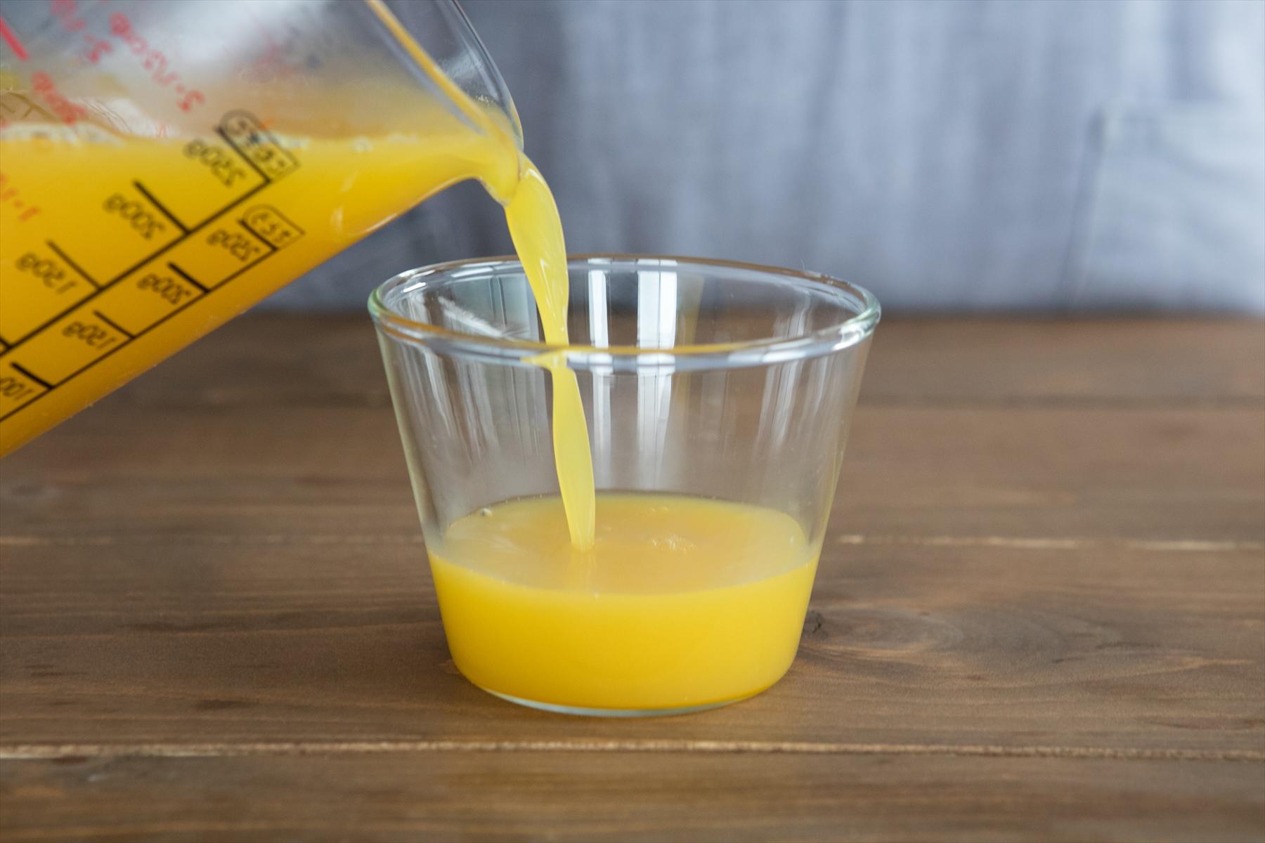 ぷるぷるで喉ごしの良いゼリーをつくるには、ゼラチンを適切な温度で溶かす必要があります。