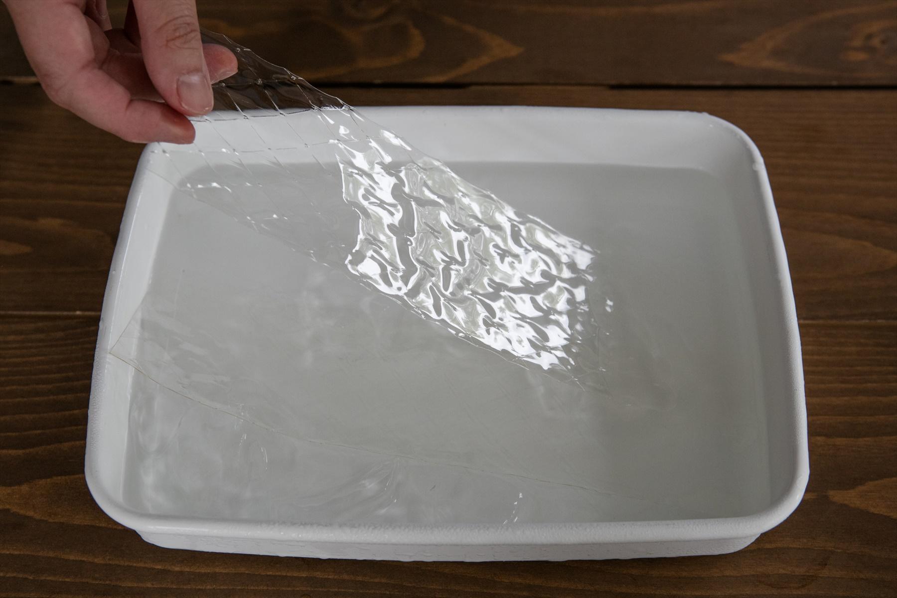 板ゼラチンをふやかす。