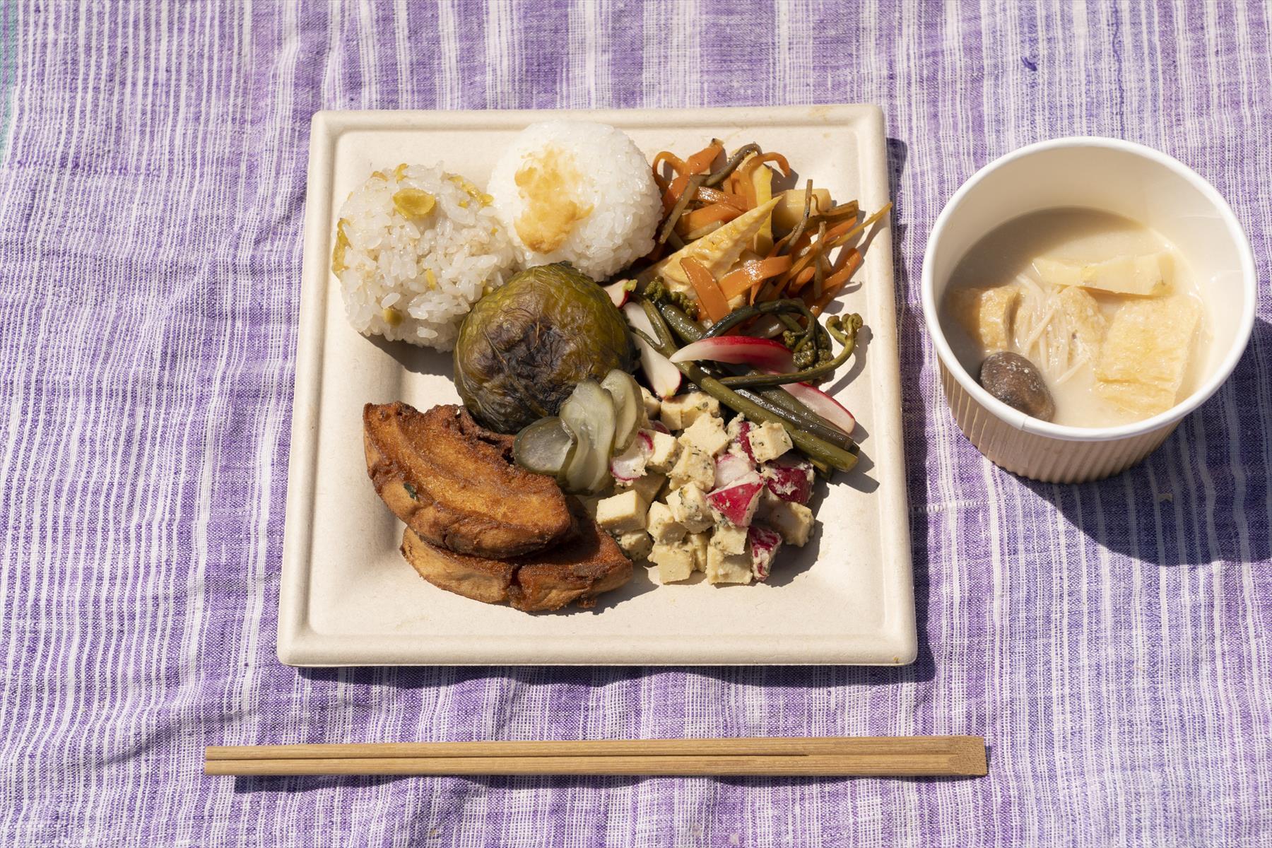 田植えの後のごはんは、また格別です。プレートとカップに自分が食べる分の料理を盛り付けたら、いただきます!