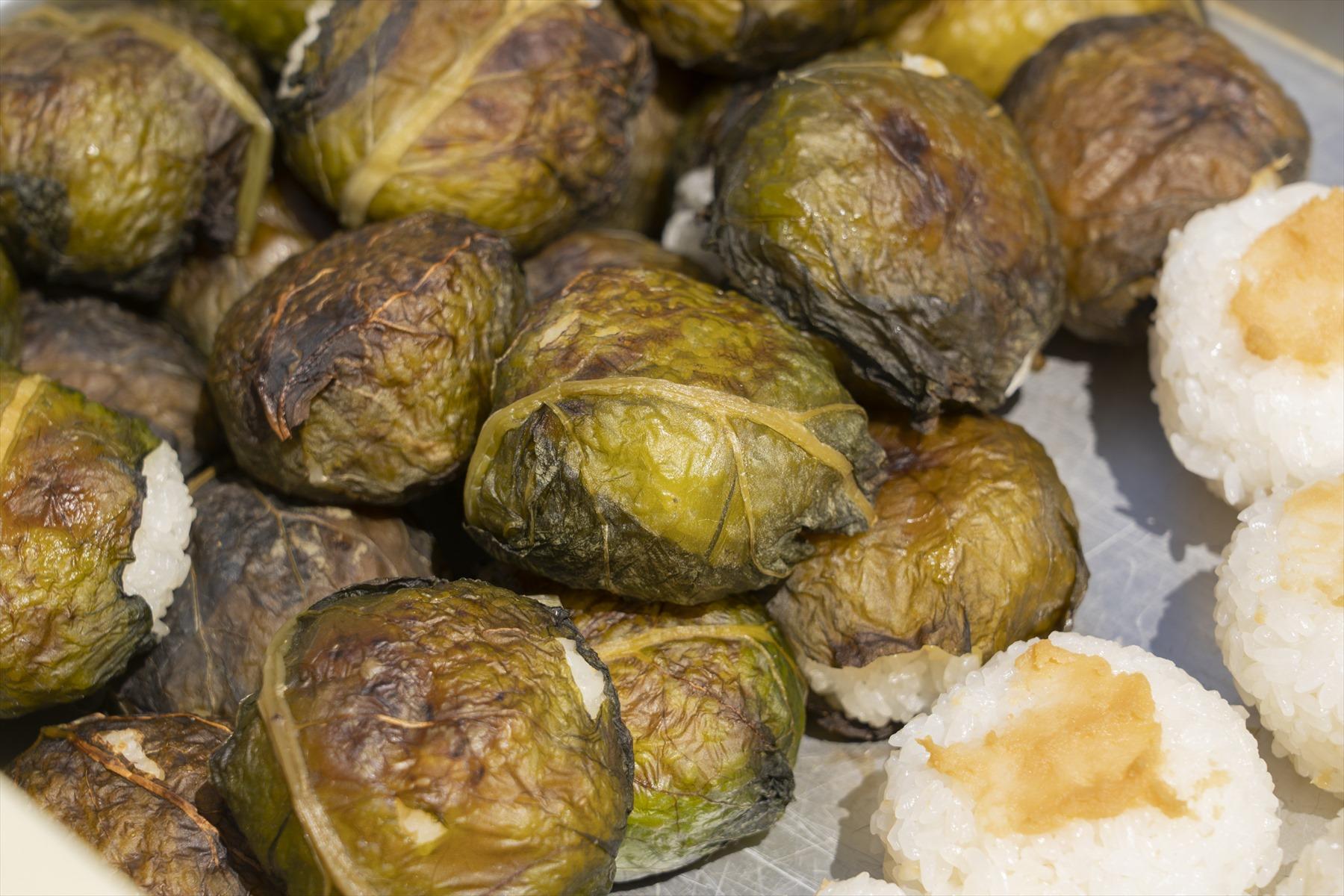 弁慶飯。マツーラさんの故郷の山形で食べられているにぎり飯。かぶりついたときの高菜の歯ごたえが野趣あふれますよ。