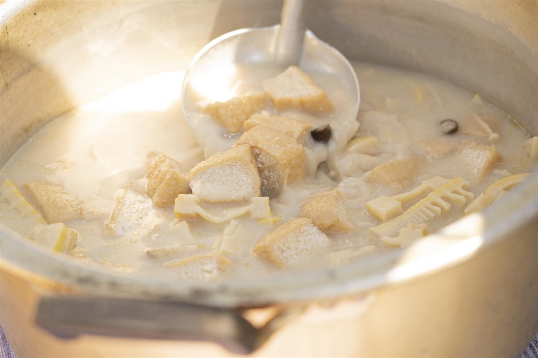 孟宗汁もフロム山形。具材は山形から取り寄せた孟宗筍、新潟は栃尾の油揚げなどなど。酒粕を利かせた味噌汁仕立て。汁物は和みますね。