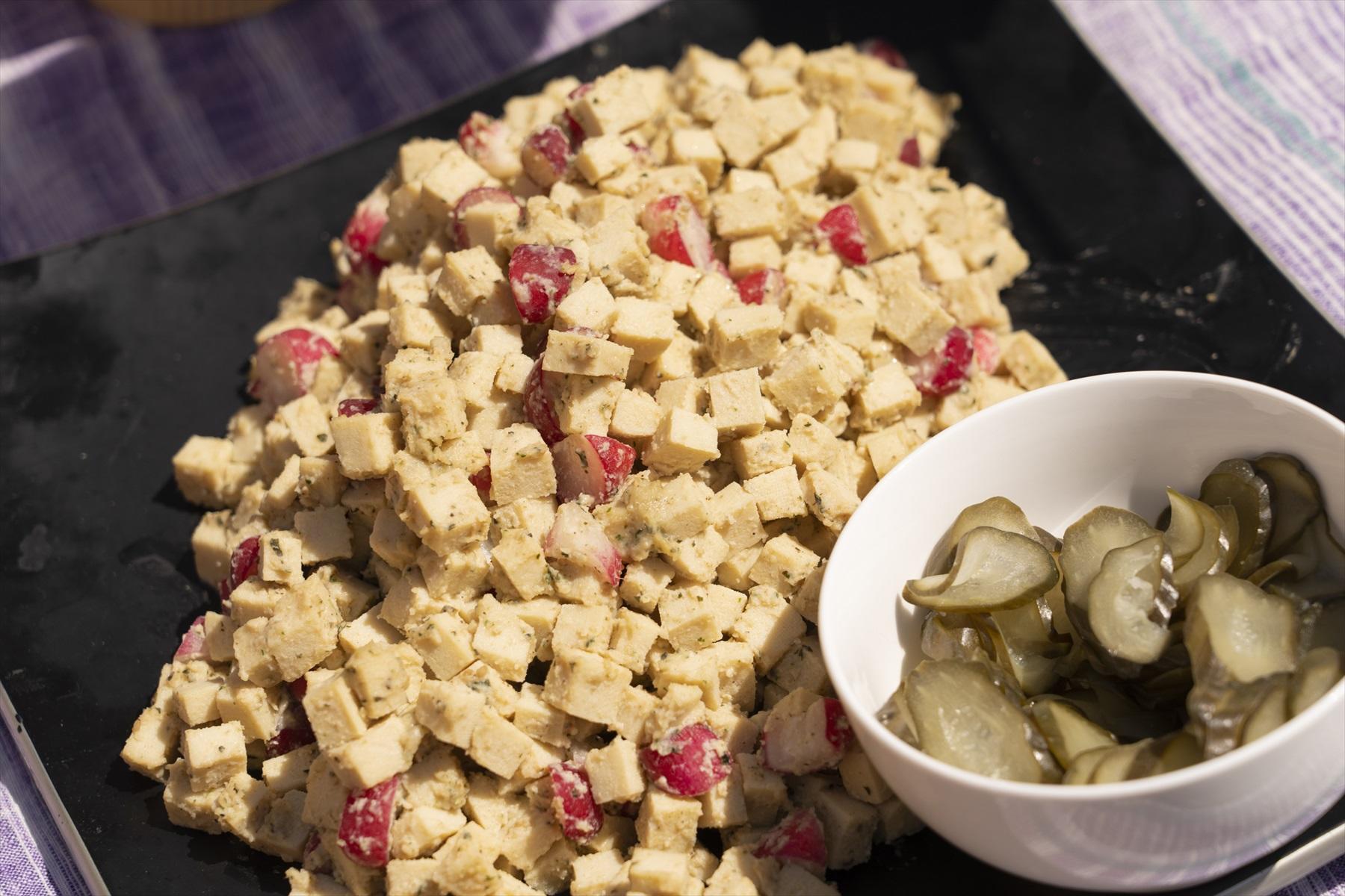 高野豆腐の蕗味噌和えと、山形の発酵食“せんじきうり”。せんじきうりは、きゅうりを塩水で漬けて乳酸発酵させたもの。疲れた身体に酸味がしみます。