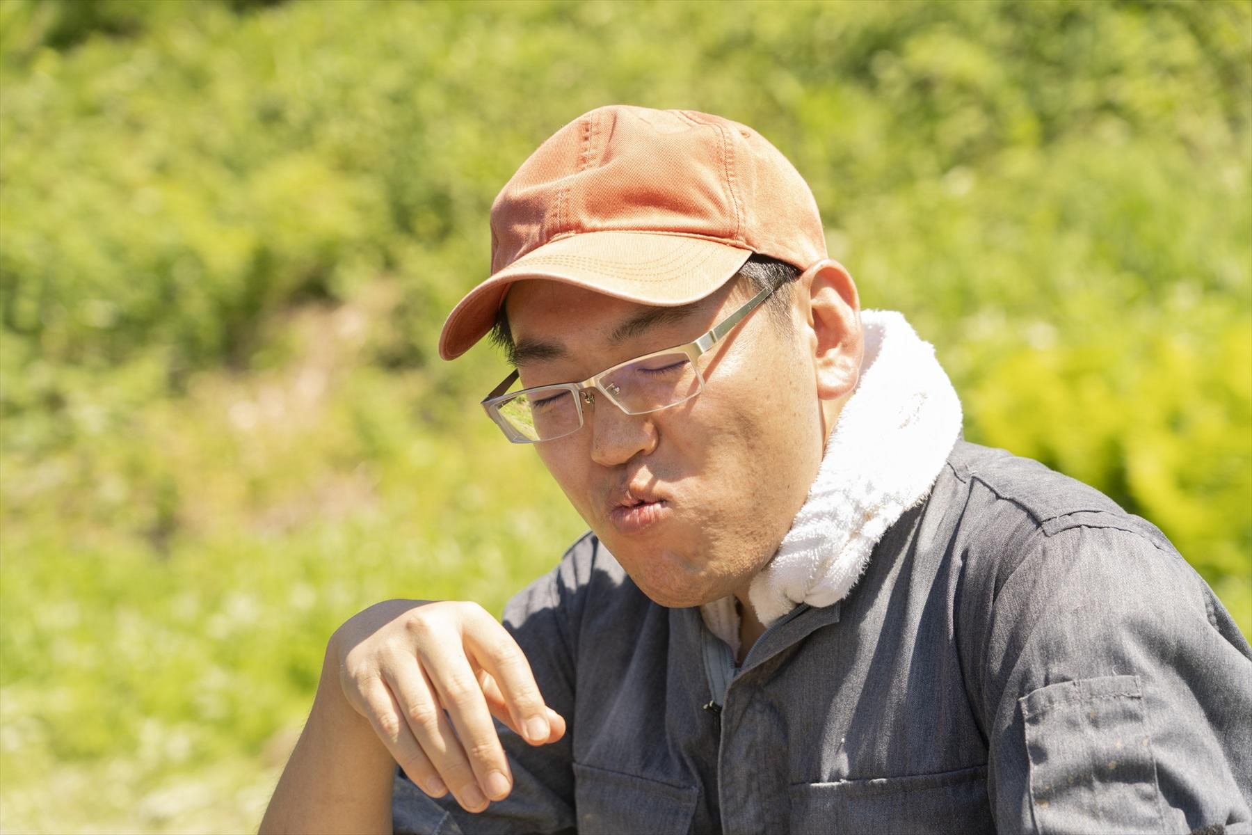 見よ、このおいしい顔!ものすごーく田植えを頑張ったご褒美は、やっぱりおいしいごはんに勝るものなし。