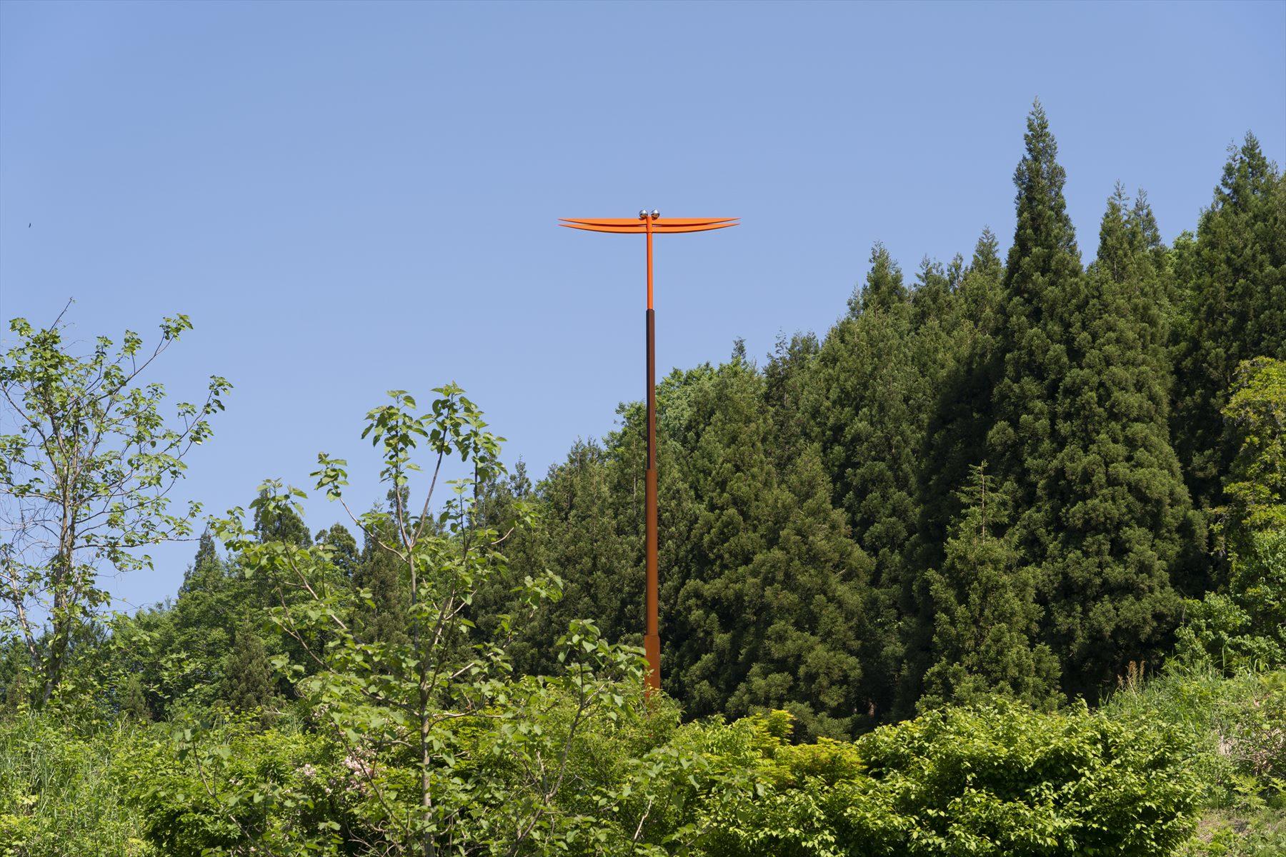 大地の芸術祭の町だけに、あちこちに芸術作品が。棚田を見守る「◯△□の赤とんぼ」。田中信太郎さんの作品。さぁ、午後の田植えが始まるよ。