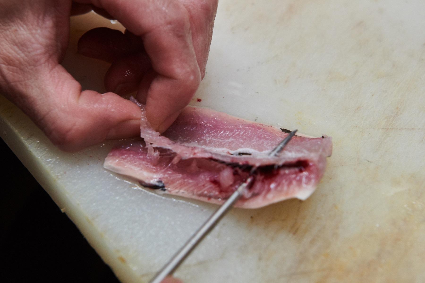 腹を割いたら、骨も細やかに取っていく。