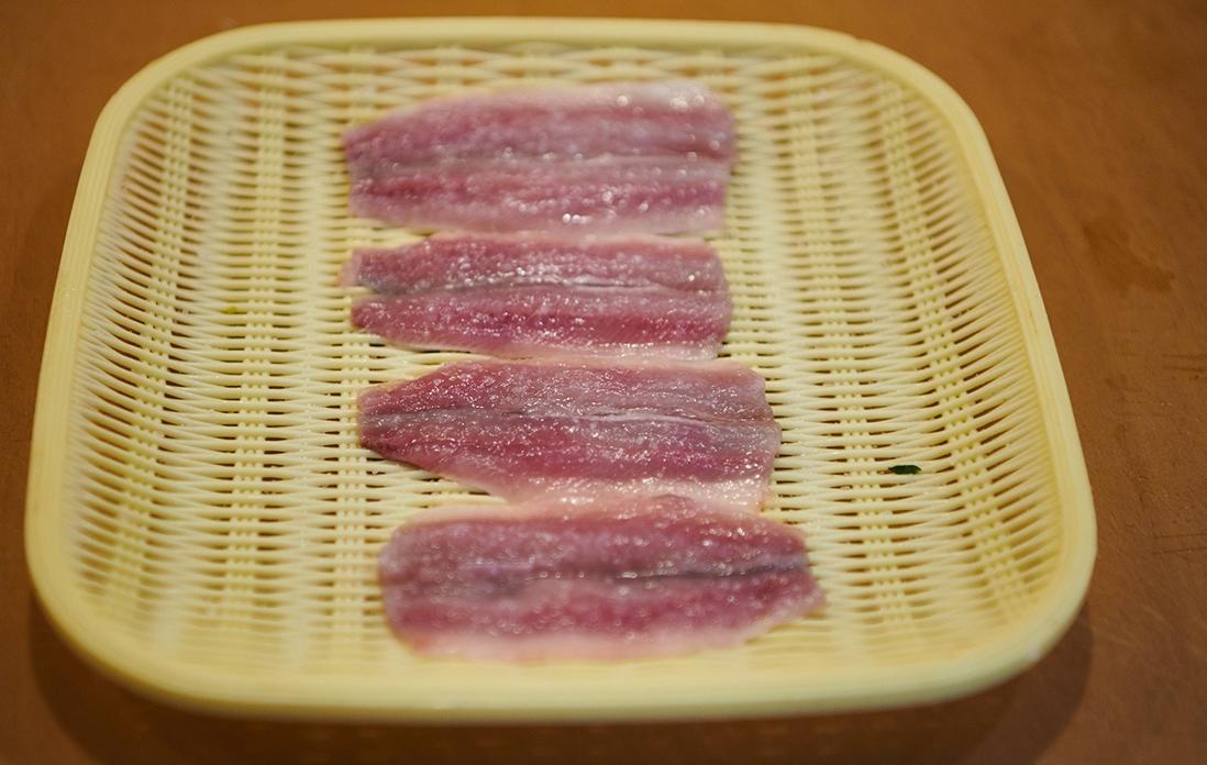 鰯は注文を受けてからおろし、塩をあてて10分ほど置く。