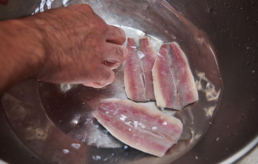 ボウルに水をはり、塩を洗い流す。