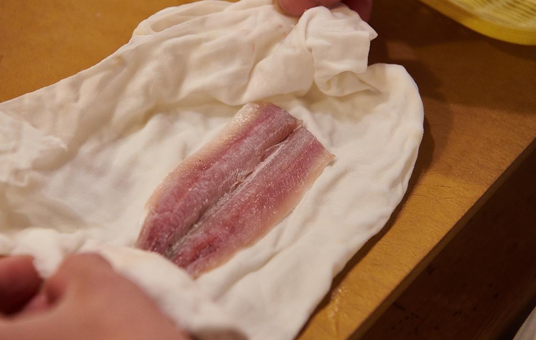 清潔なふきんで優しく包み、水気を取る。