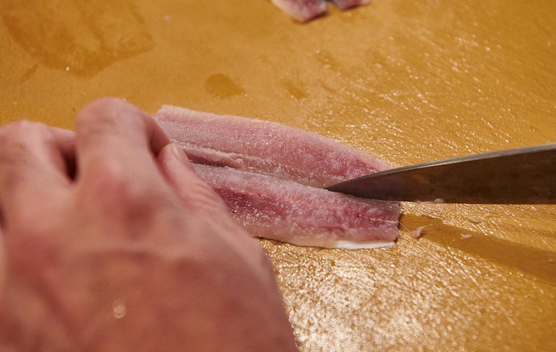 ある程度大きさのあるものは脂の具合も見て、片身で1貫を握る。