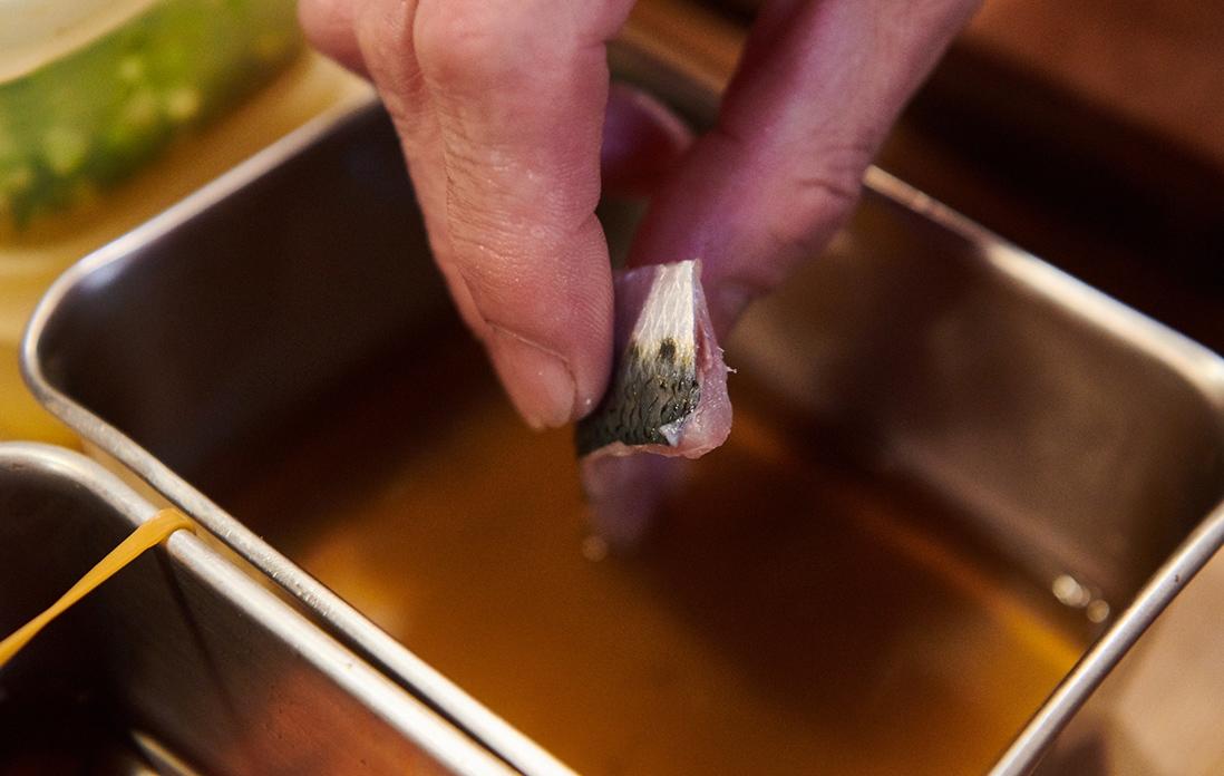 少量の醤油を加えた酢にくぐらせる。