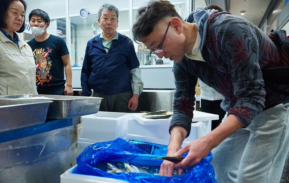 豊洲市場で仕入れをする、「㐂寿司」四代目の油井一浩さん。