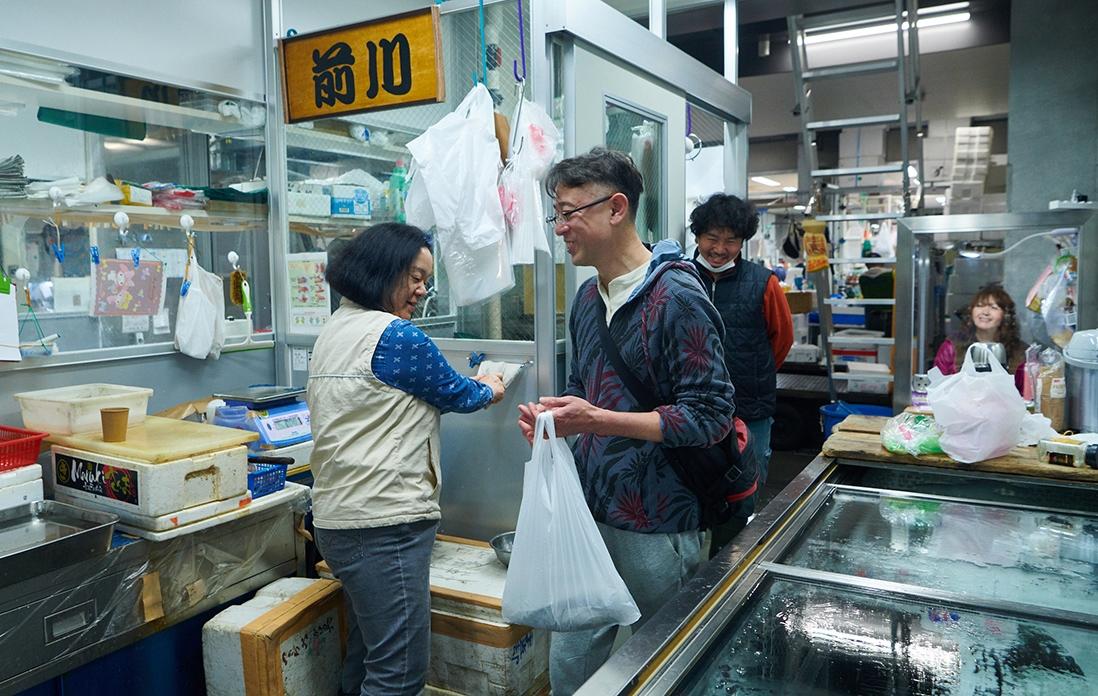 鯵は産地にこだわらず、新鮮さと身の大きさ、脂のりをチェック。