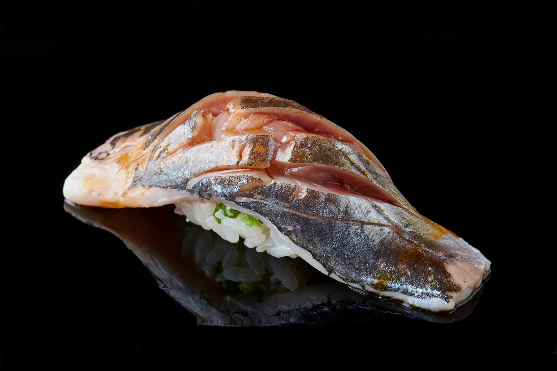 ふっくらした身の旨味、生姜やあさつきの香気、酢飯が一体になる。