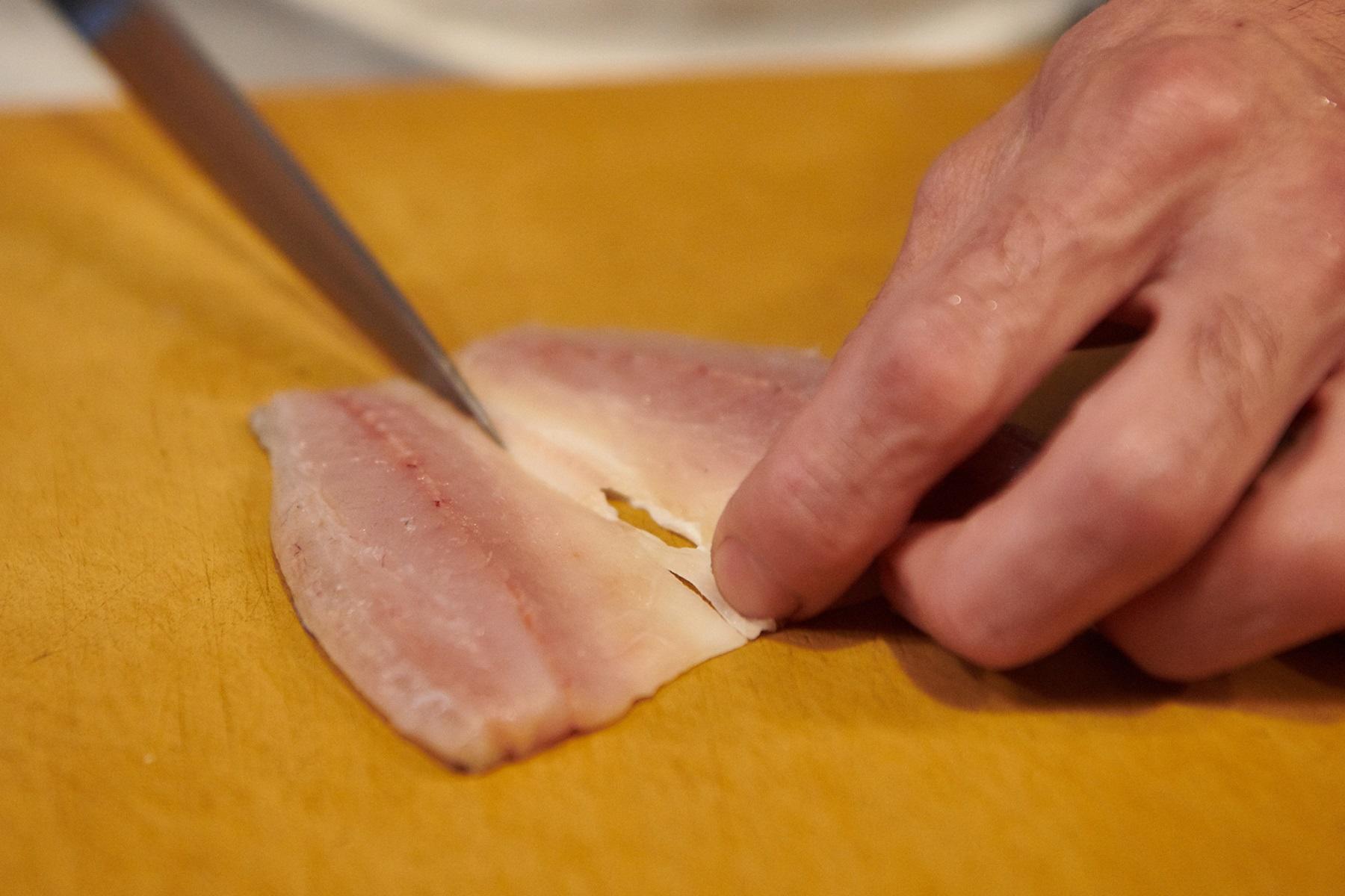 一尾を半分におろし、片身で1貫を握る。