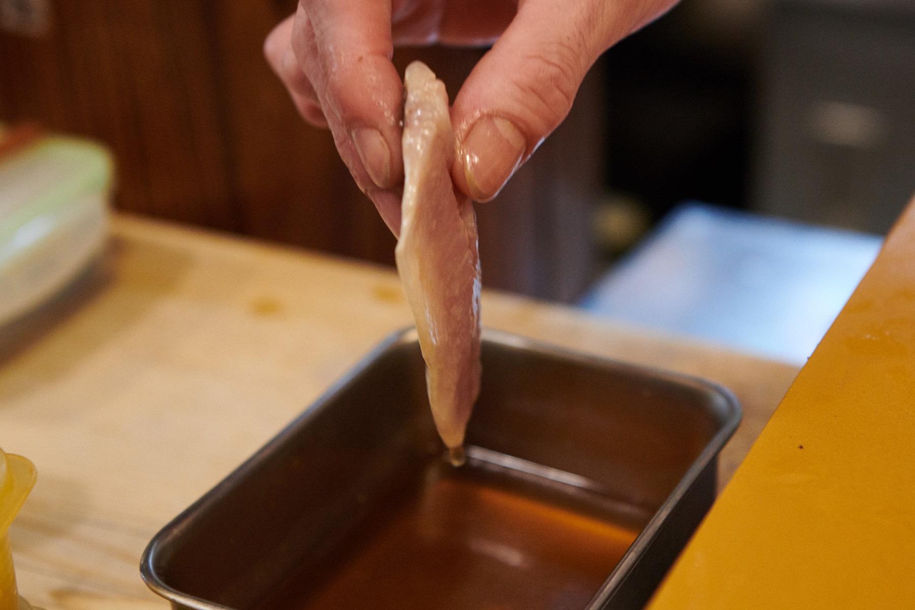 酢に軽くくぐらせて、酢洗いする。