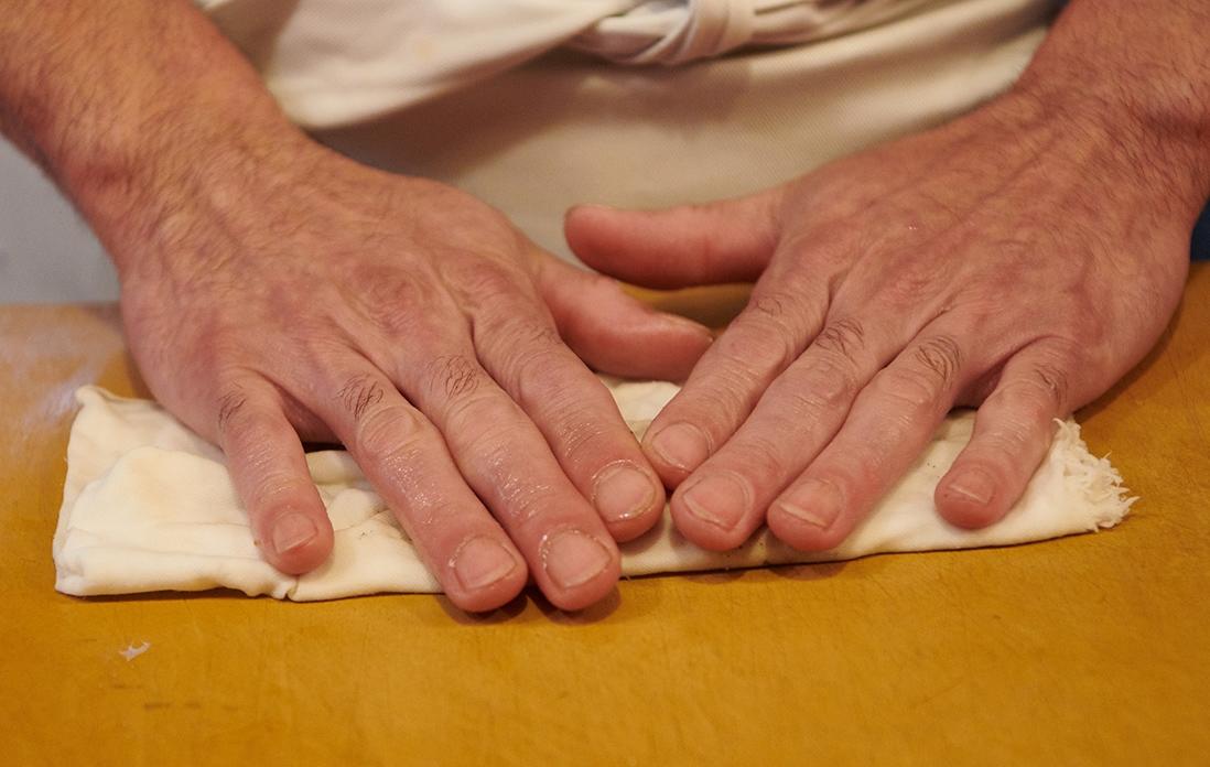 水気とともに臭みなどを除く。